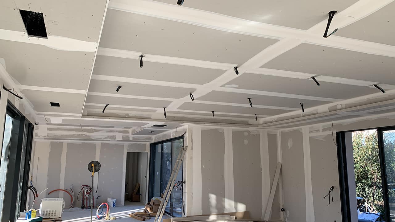 Travaux de plâtrerie avec pose de cloisons en plaques de plâtre réalisés par ACP Plaque Rénov à Montpellier